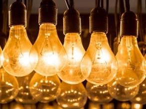A group of lightbulbs hanging from a ceiling
