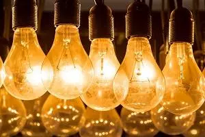 A group of lightbulbs hanging from a ceiling